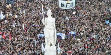 1792130736153arjantinde-binlerce-kisi-hukumetin-egitimdeki-butce-kesintisini-protesto-etti-H1619277.webp