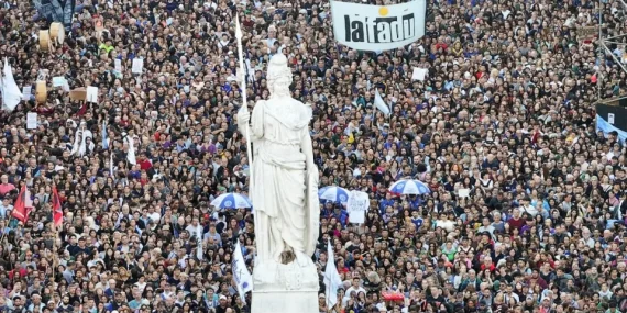 1792130736153arjantinde-binlerce-kisi-hukumetin-egitimdeki-butce-kesintisini-protesto-etti-H1619277.webp