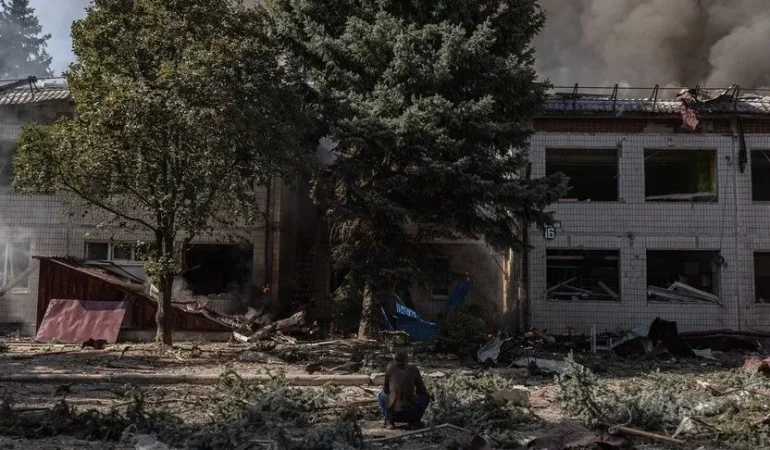 RUSYA, UKRAYNA’DAKİ ENERJİ VE SANAYİ TESİSLERİ İLE BİR YÜK GEMİSİNİ HEDEF ALDI