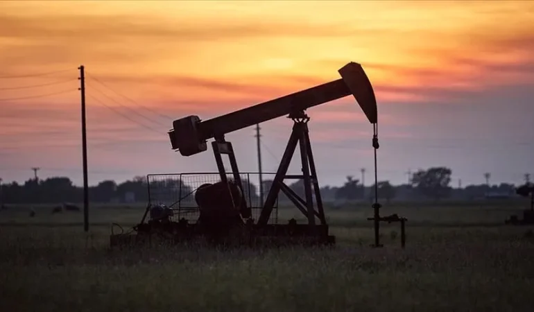 KÜRESEL PİYASALARDA BRENT PETROLÜN VARİL FİYATI 107,34 DOLARA GERİLEDİ