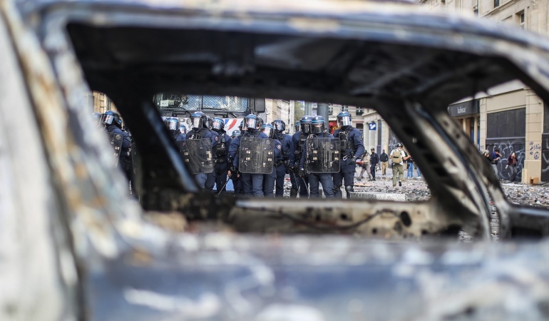 FRANSA’DA PROTESTOLARIN ARDINDAN İÇİŞLERİ BAKANI İSTİFA ETTİ, MACRON KABUL ETMEDİ