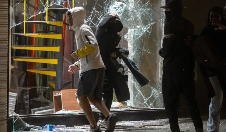 BARSELONA’DA ŞİDDET OLAYLARININ YAŞANDIĞI PROTESTOLARA POLİS MÜDAHALE ETTİ