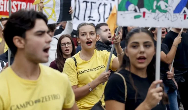 İTALYA’DA HÜKÜMET KARŞITI PROTESTOLARDA GÖSTERİCİLERLE POLİS ARASINDA ARBEDE YAŞANDI