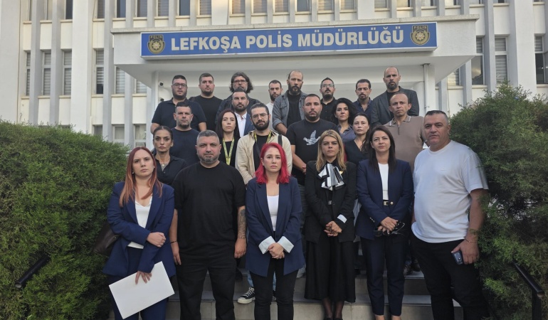 SALDIRIYA UĞRAYAN GAZETECİLER LEFKOŞA POLİS MÜDÜRLÜĞÜNE ŞİKAYETTE BULUNDU