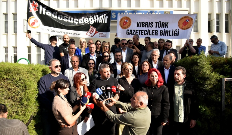 Basın Örgütlerinden Lefkoşa Polis Müdürlüğü Önünde Ortak EylemGazetecilik Suç Değildir